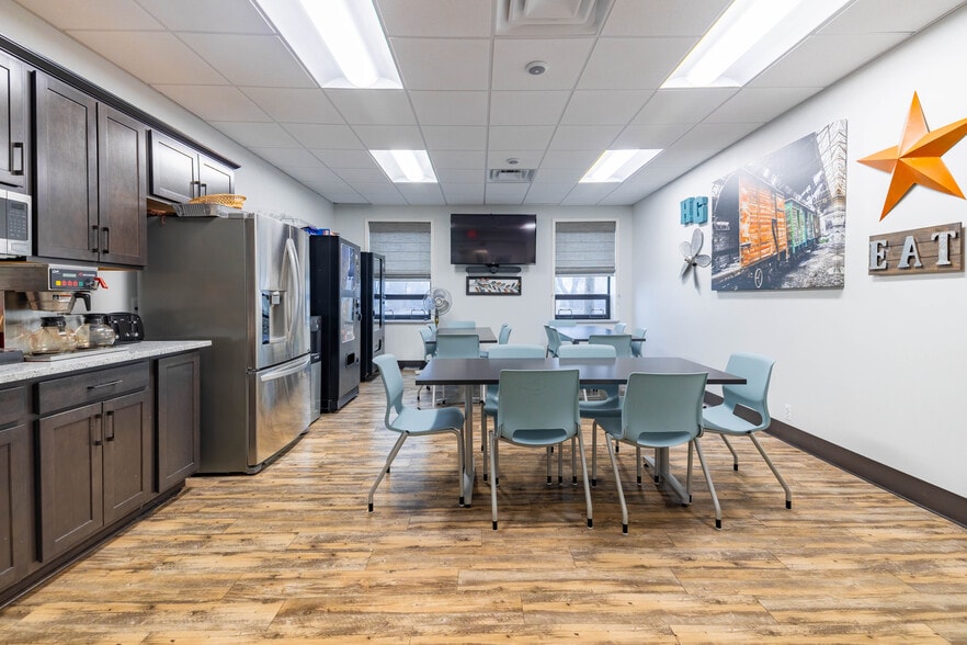 More Photos Of 1007-1011 W Huron St, Waterford Medical For Lease