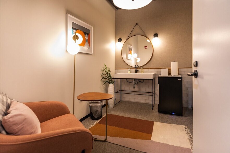 More Photos Of 909 Davis St, Evanston Coworking Space