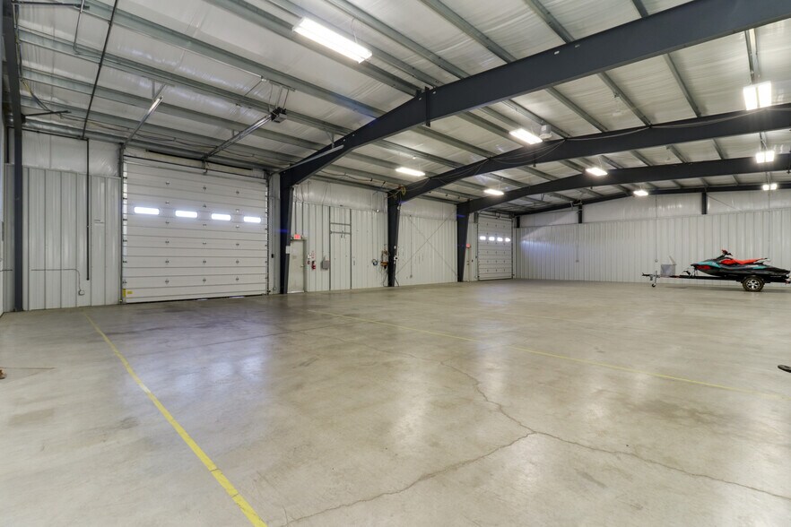 More Photos Of 106 Oak Creek Plz, Bloomington Warehouse For Lease