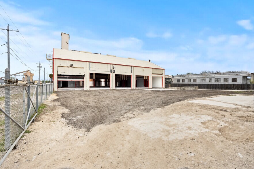 More Photos Of 1127 Bowie St, Seguin Industrial For Sale