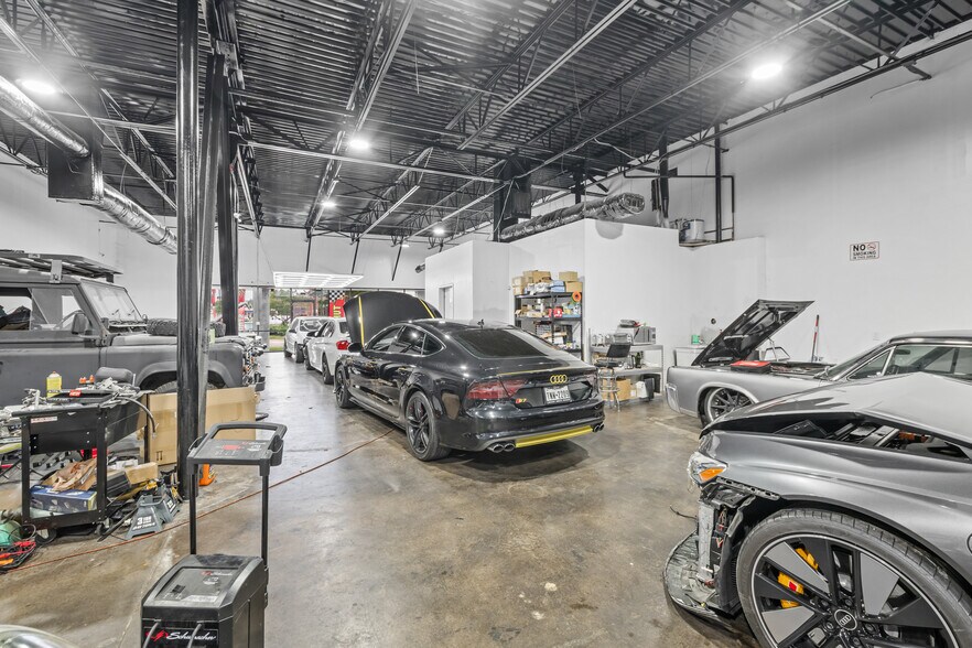 More Photos Of 2415 W Northwest Hwy, Dallas Storefront For Lease