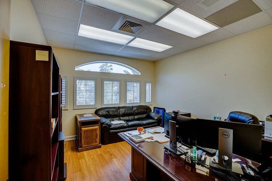 More Photos Of 2750 Indian River Blvd, Vero Beach Medical For Lease