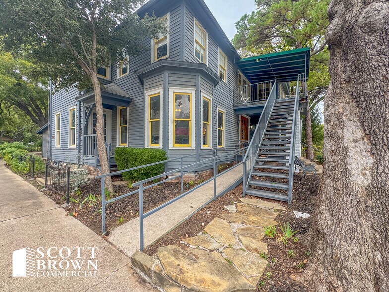 More Photos Of 821 N Locust St, Denton Restaurant For Sale