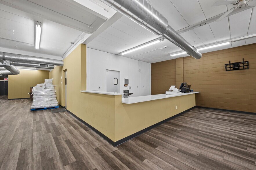More Photos Of 755 N Snelling Ave N, Saint Paul Storefront For Lease