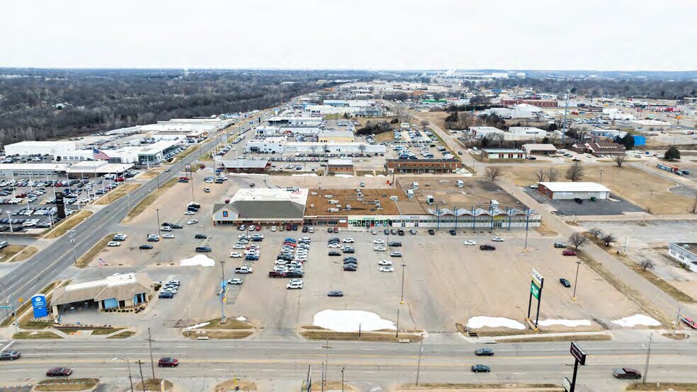 More Photos Of 105-115 SW 29th St, Topeka General Retail For Sale