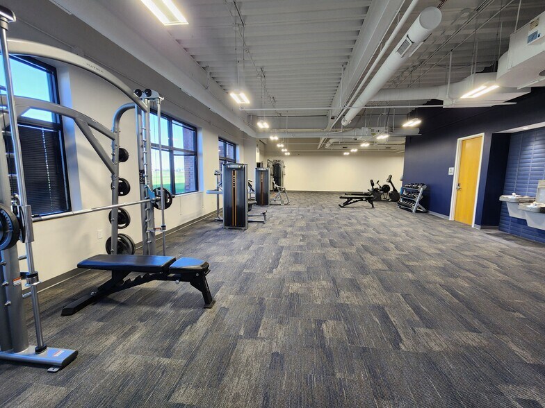 More Photos Of 12421 Meredith Dr, Urbandale Office For Lease