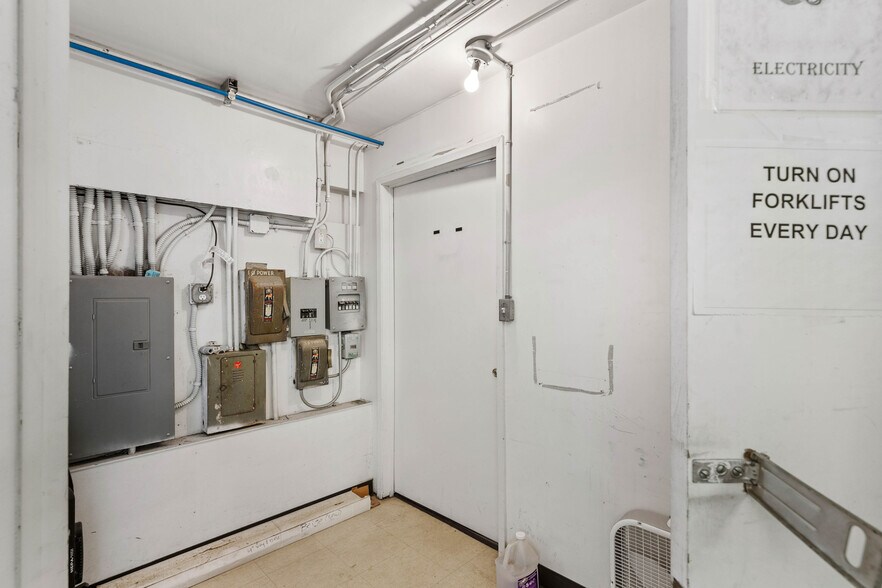 More Photos Of 979 S La Brea Ave, Inglewood Freestanding For Sale