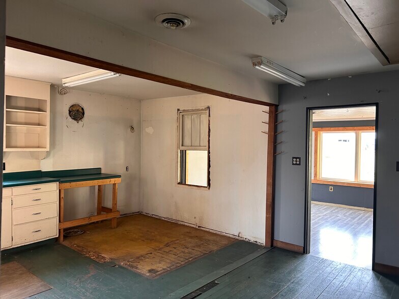 More Photos Of 310 E Washington St, Cuba Flex For Sale