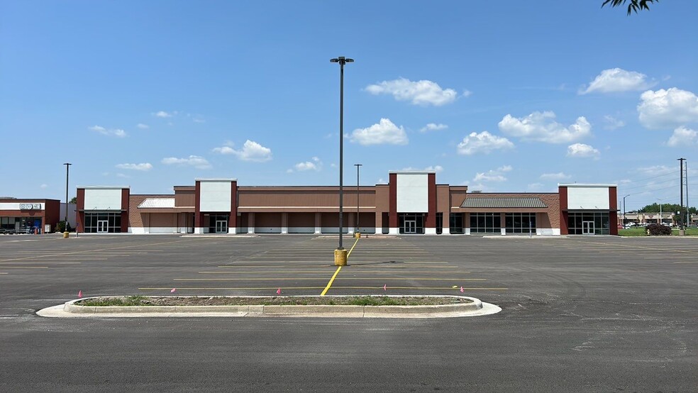 Primary Photo Of 830 E Main St, Gardner Supermarket For Lease