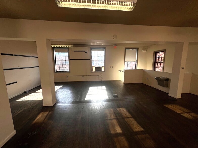 More Photos Of 1111 34th St NW, Washington Office For Lease