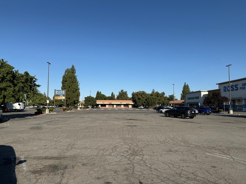 More Photos Of 5400 Olive Dr, Bakersfield General Retail For Lease