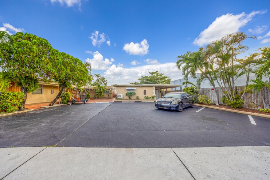 Primary Photo Of 6124 Pembroke Rd, Miramar Apartments For Sale