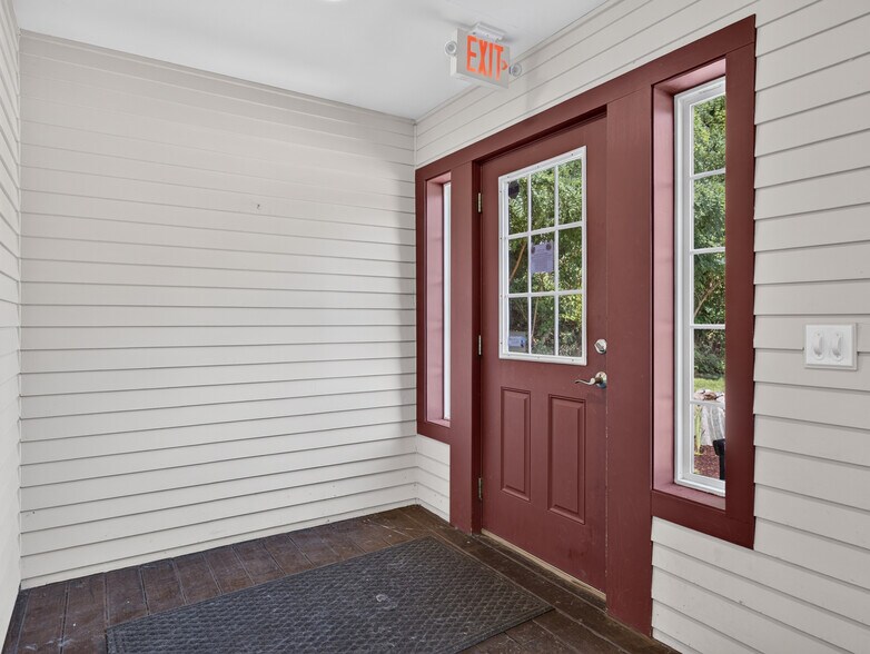 More Photos Of 1721 Saybrook Rd, Haddam Veterinarian Kennel For Sale