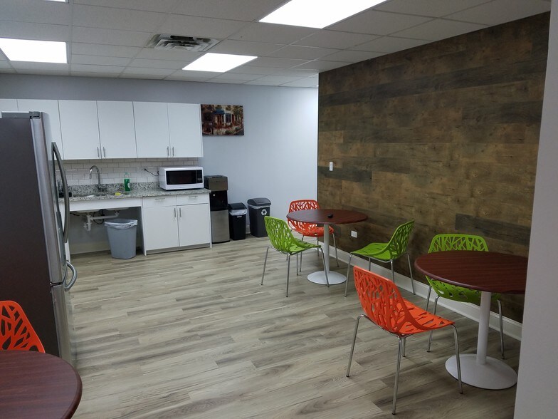 More Photos Of 7300 N Cicero Ave, Lincolnwood Loft Creative Space For Lease