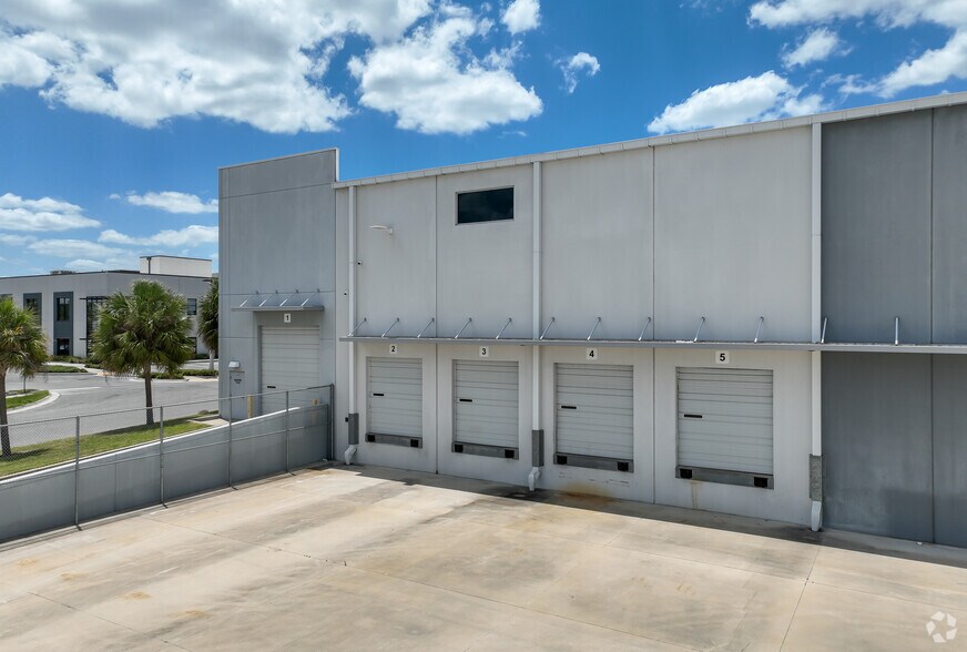 More Photos Of 641 E Crown Point Rd, Ocoee Unknown For Lease