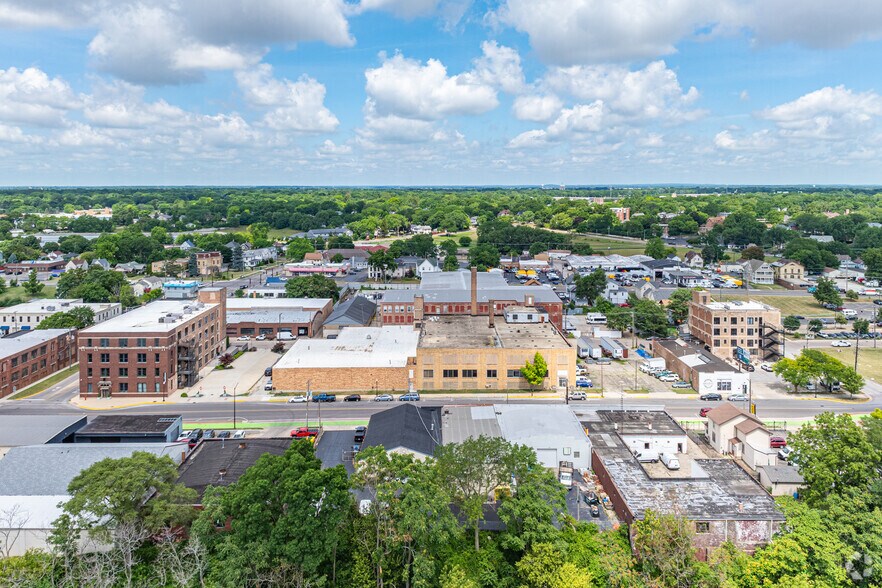 More Photos Of 227 S River St, Aurora Warehouse For Lease