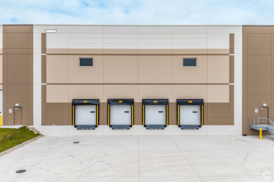 More Photos Of 2031 Geneva Dr, Geneva Distribution For Lease