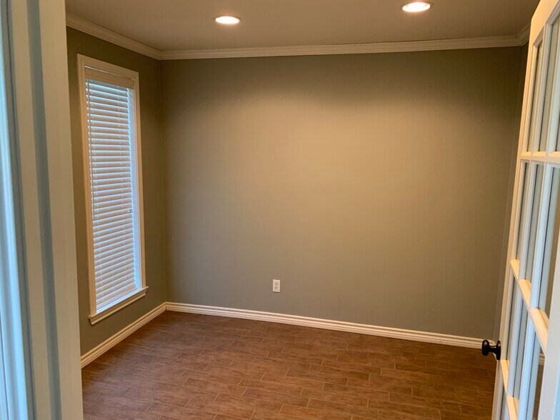 More Photos Of 5424 W Oak St, Palestine Showroom For Lease