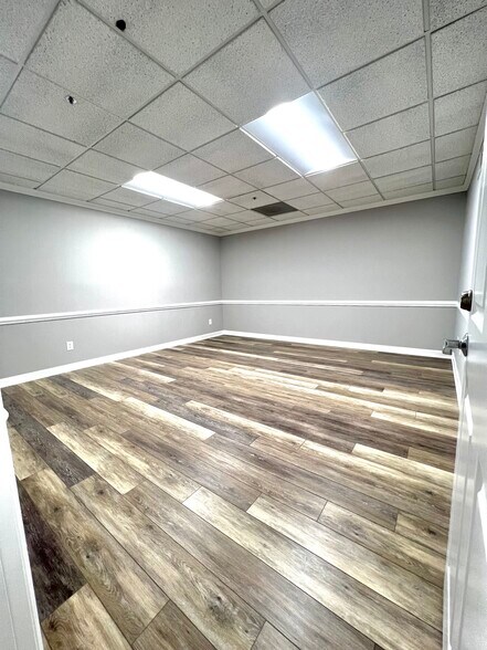 More Photos Of 1071 Cambridge Sq, Alpharetta Office For Sale