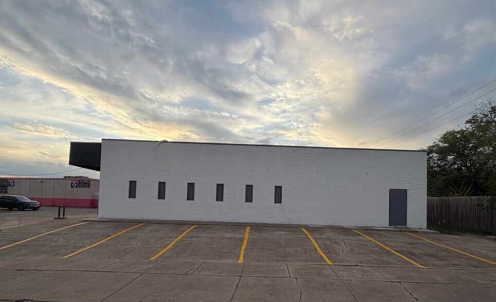 More Photos Of 612 Michael Dr, Everman Freestanding For Lease