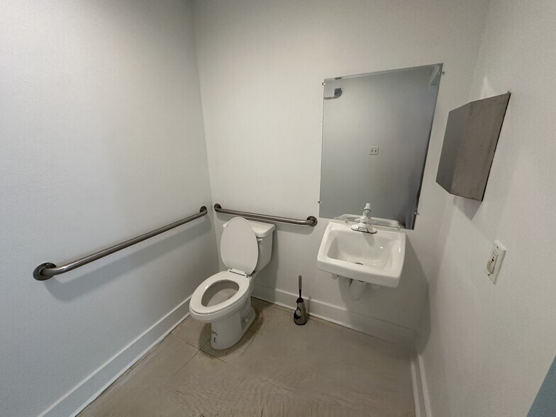 More Photos Of 2023 Jeffcott St, Fort Myers Office For Sale