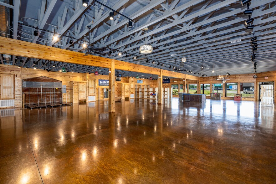 More Photos Of 1910 E Jackson St, Hugo Freestanding For Sale