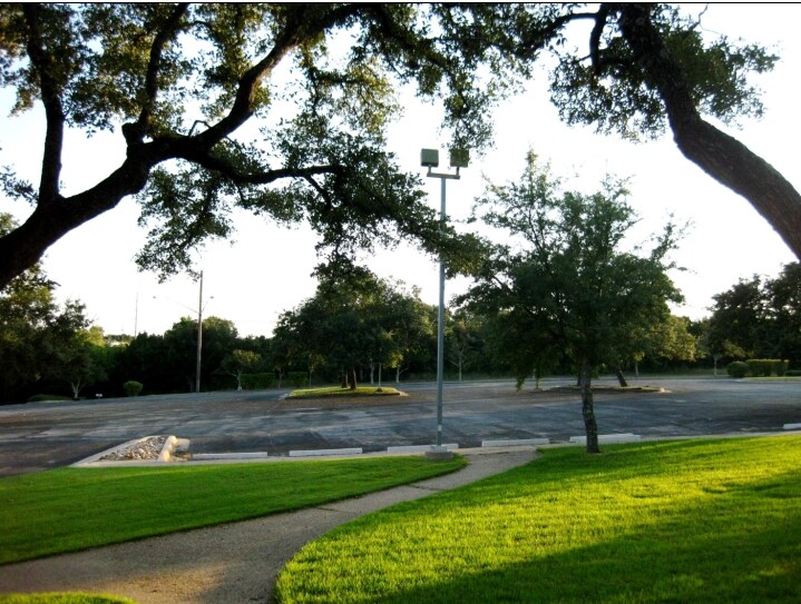 More Photos Of 220 Foremost Dr, Austin Schools For Lease