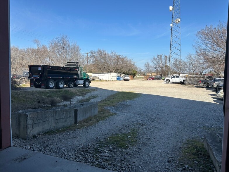 More Photos Of 1208 N Ave, Plano Warehouse For Lease