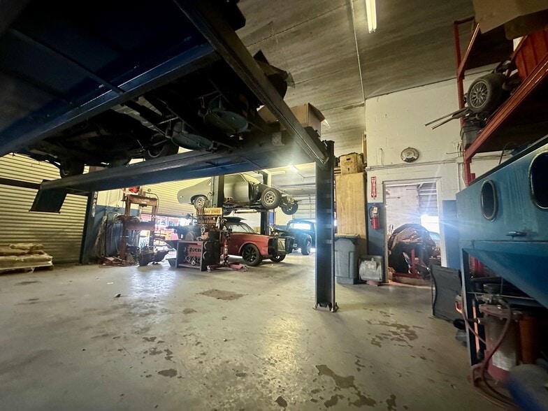 More Photos Of 1002 SE 9th St, Cape Coral Service For Sale