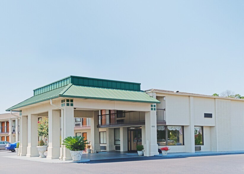 Primary Photo Of 1013 Highway 231 S, Troy Hotel For Sale