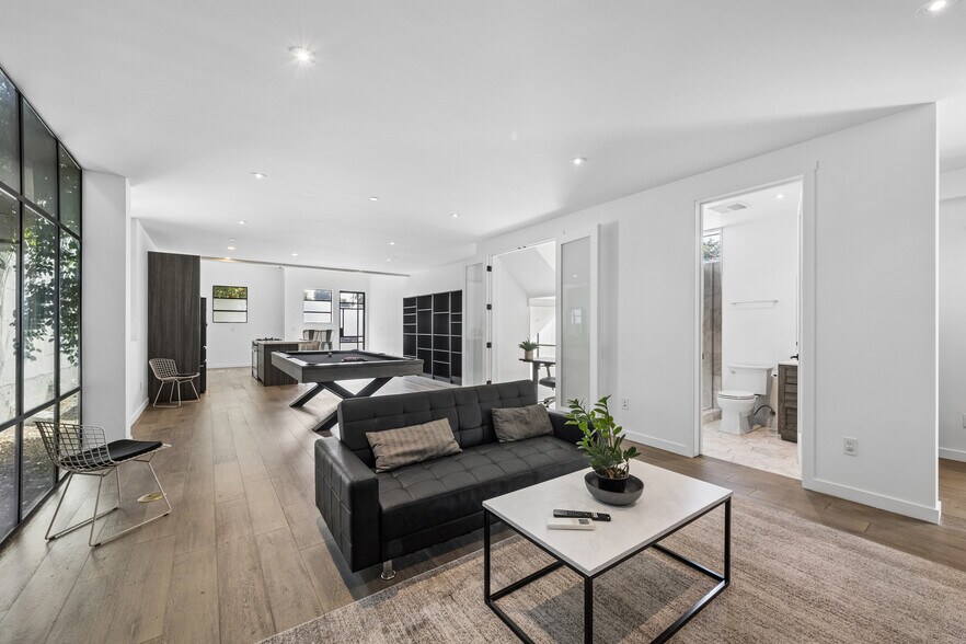 More Photos Of 1317 Cabrillo Ave, Venice Flex For Sale