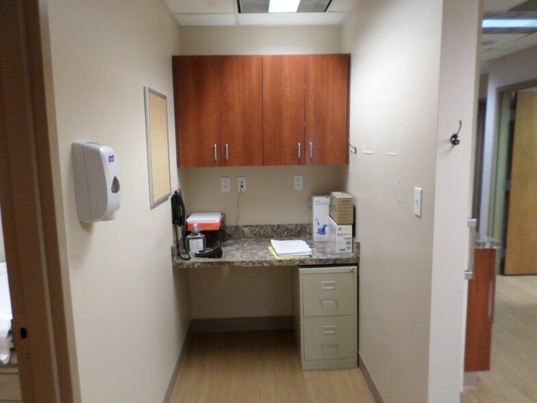 More Photos Of 1140-1141 Quincy Ave, Dunmore Medical For Lease