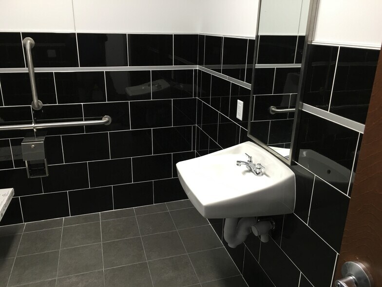 More Photos Of 23 W Pike St, Houston Storefront Retail Office For Lease