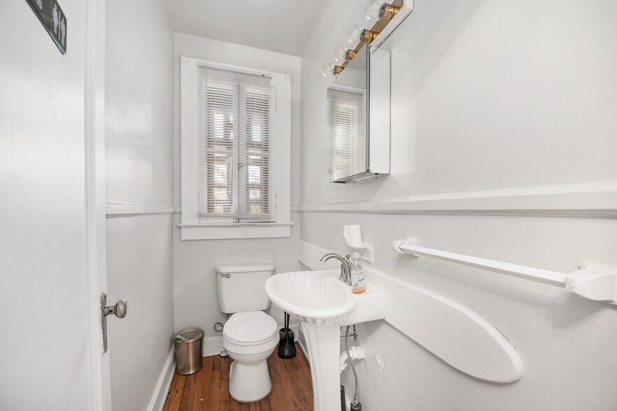 More Photos Of 949 SW 13th St, Gainesville Office Residential For Sale