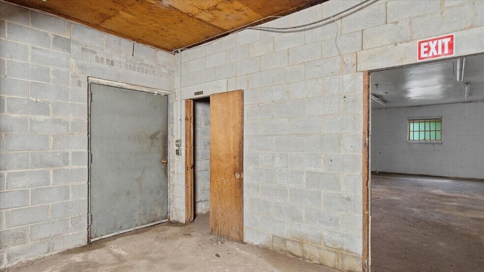 More Photos Of 123 N Main St, Warrenton Storefront For Sale