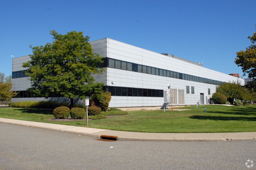 More Photos Of 425 Meadowlands Pky, Secaucus Warehouse For Lease