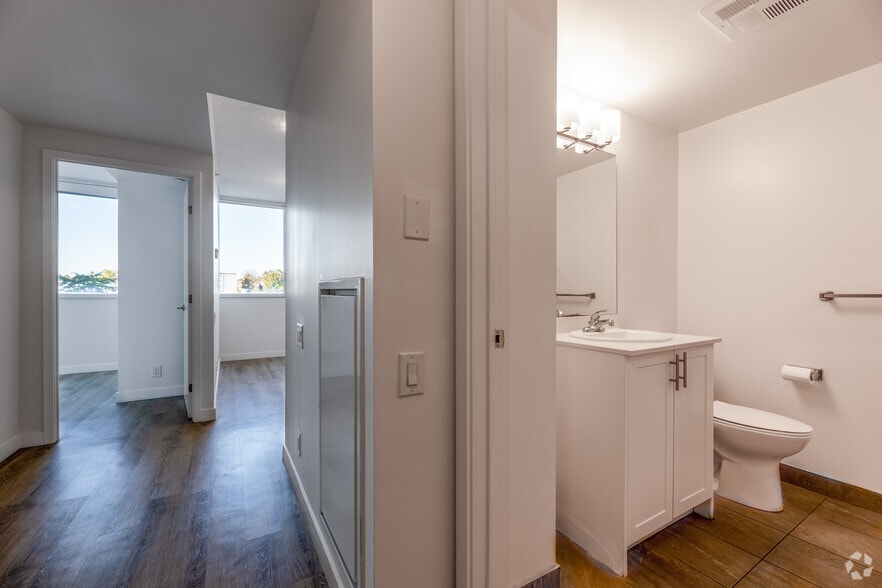 More Photos Of 100 Bond St E, Oshawa Apartments For Lease