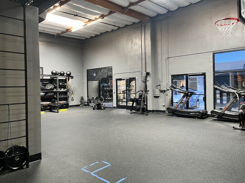 More Photos Of 1090 Lawrence Dr, Newbury Park Showroom For Lease