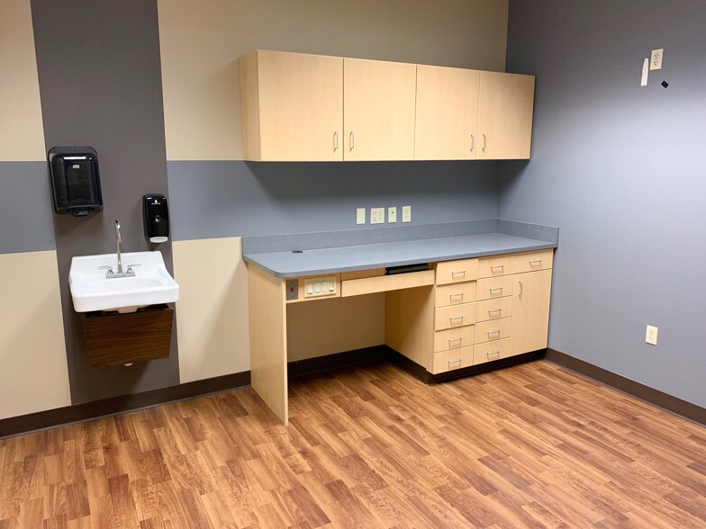 More Photos Of 13923 Gold Cir, Omaha Medical For Sale