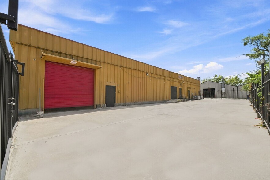 More Photos Of 5811 Lyons Ave, Houston Freestanding For Lease