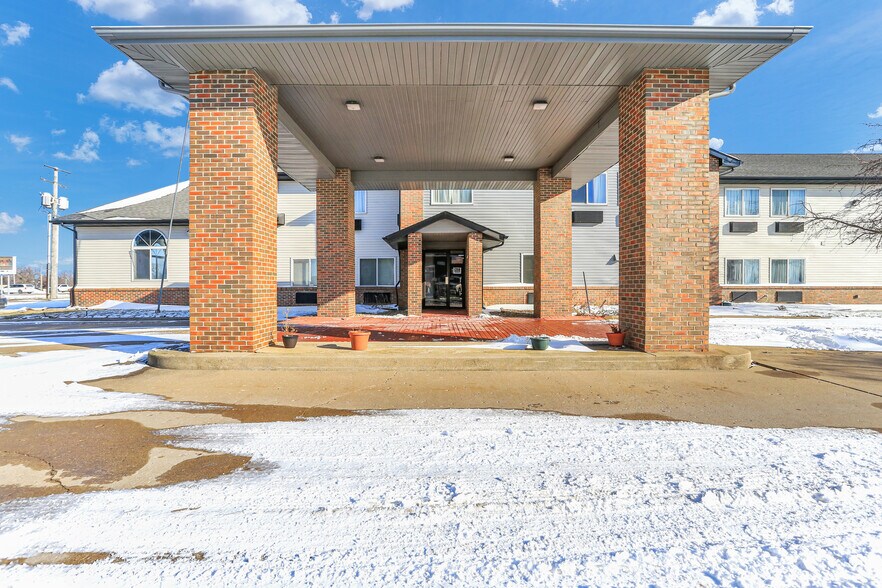 More Photos Of 630 W Main St, El Paso Hotel For Sale