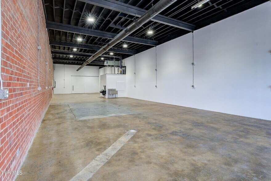 More Photos Of 331 W Walnut St, Johnson City Flex For Sale