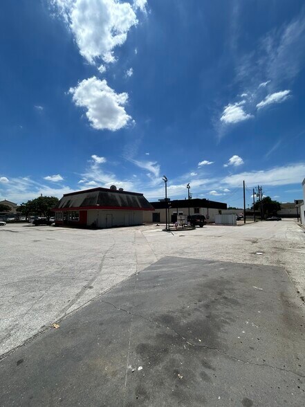 More Photos Of 3908 Bellaire Blvd, Houston Fast Food For Lease