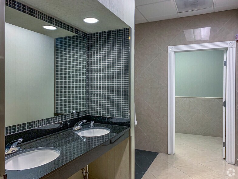 More Photos Of 11496 Luna Rd, Farmers Branch Flex For Lease