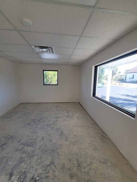 More Photos Of 16956 McGregor Blvd, Fort Myers Office For Sale