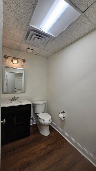 More Photos Of 152 Himmelien Rd, Medford Office For Sale