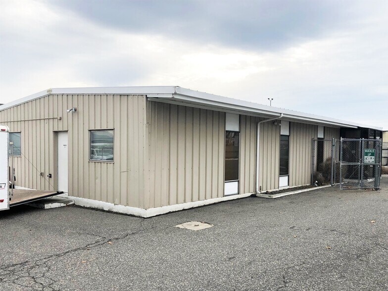 More Photos Of 536 W Deschutes Ave, Kennewick Warehouse For Sale