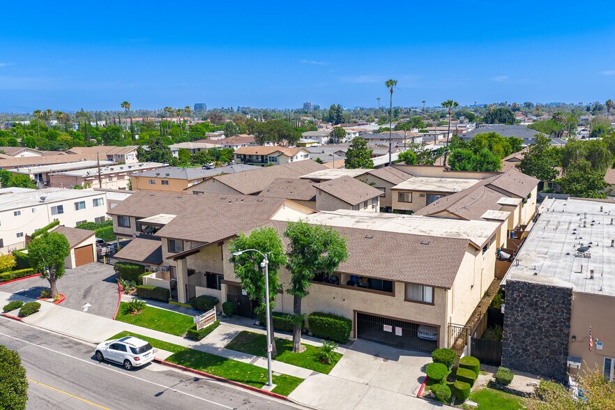 More Photos Of 918 Romneya Dr, Anaheim Apartments For Sale