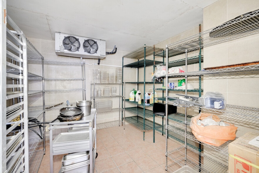 More Photos Of 6500 Foothill Blvd, Tujunga Restaurant For Sale