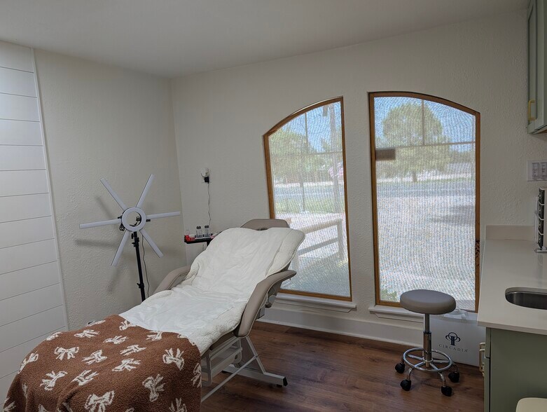 More Photos Of 429 N State Highway 342, Red Oak Office For Sale